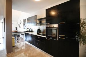 Dapur atau dapur kecil di Luxury apartment Duće with private pool