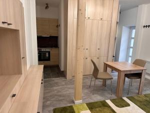 una cucina e una sala da pranzo con tavolo e sedie di Infinity Apartman a Esztergom