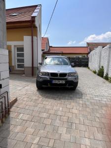 un'auto parcheggiata di fronte a una casa di Infinity Apartman a Esztergom