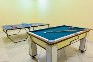 una mesa de billar con pelotas junto a una mesa de ping pong en Hotel Fazenda Aguas de Lindoia, en Águas de Lindóia