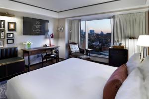 เตียงในห้องที่ The Liberty, a Luxury Collection Hotel, Boston