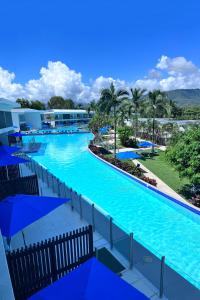 vista para uma piscina num resort em Pool Resort Port Douglas em Port Douglas