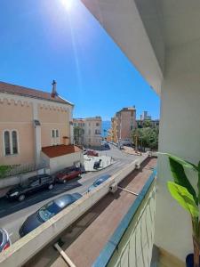 een balkon met uitzicht op een stadsstraat bij Beau studio proche centre ville et plage in Ajaccio