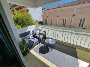 een balkon met 2 stoelen en een tafel op een gebouw bij Beau studio proche centre ville et plage in Ajaccio