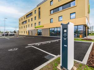 a parking meter in front of a building at B&B HOTEL Sélestat Centre-Alsace in Sélestat