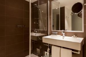 Kupatilo u objektu AC Hotel by Marriott Paris Le Bourget Airport