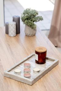 - un plateau sur une table avec une tasse et des pilules dans l'établissement Omnia Maisonette by A&D Properties, à Pórto Ráfti