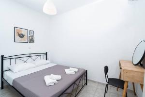 - une chambre avec un lit et 2 serviettes dans l'établissement Omnia Maisonette by A&D Properties, à Pórto Ráfti