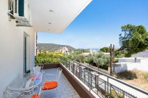 d'un balcon avec une table et des chaises et une vue. dans l'établissement Omnia Maisonette by A&D Properties, à Pórto Ráfti