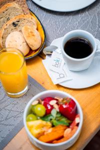 een tafel met een fruitschaal en een kopje koffie bij Rugendas Hotel Boutique by Time Hotel & Apartments in Santiago