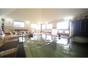 una gran piscina en un gran edificio en Tennen Onsen Kakenagashi no Yado Hotel Pony Onsen - Vacation STAY 50911v, en Towada