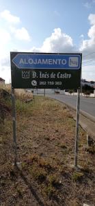 een bord aan de kant van een weg bij Alojamento Dona Inês de Castro in Atouguia da Baleia