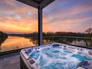 einen Whirlpool auf einem Balkon mit Seeblick in der Unterkunft Mercure Tokaj Center in Tokaj