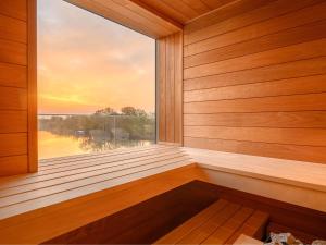 eine Sauna mit einem großen Fenster mit Seeblick in der Unterkunft Mercure Tokaj Center in Tokaj