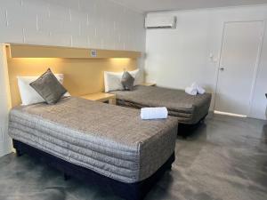 - une chambre d'hôtel avec 2 lits dans l'établissement Y Motels Rockhampton, à Rockhampton