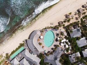 een uitzicht over het strand van een resort bij Hotel Manapany in Gustavia