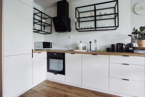 Kitchen o kitchenette sa Art Apartamenty I Basen & SPA w CENTRUM, faktura VAT