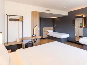 Ліжко або ліжка в номері B&B HOTEL Rennes Parc Expo Aéroport