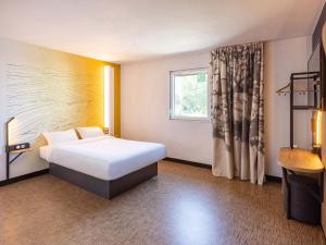 Ліжко або ліжка в номері B&B HOTEL Rennes Parc Expo Aéroport