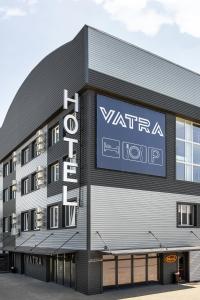 VATRA HOTEL في ترنوبل: مبنى عليه لافته