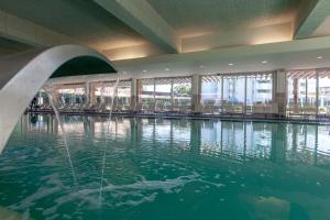 una piscina con fontana al centro di un edificio di Aqualuz Troia Mar by The Editory a Tróia