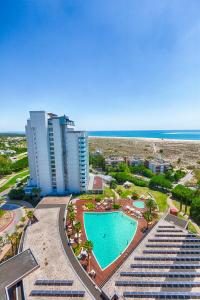 vista aerea di un resort con piscina di Aqualuz Troia Mar by The Editory a Tróia