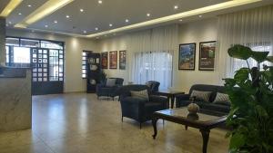 Black Iris Hotel tesisinde bir oturma alanı