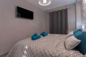 una camera da letto con un letto con cuscini blu di Apartment Orlando ad Adeje