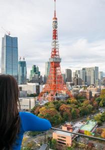 東京にあるザ・プリンス パークタワー東京のエッフェル塔を見下ろす女