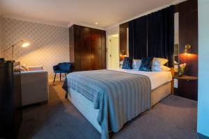 Tempat tidur dalam kamar di The Winchester Hotel and Spa