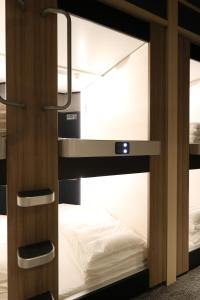 מיטה או מיטות בחדר ב-Cabin & Capsule Hotel J-SHIP Osaka Namba