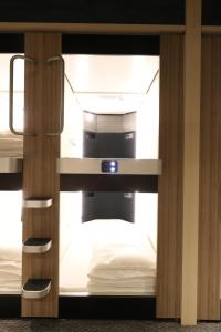 מיטה או מיטות בחדר ב-Cabin & Capsule Hotel J-SHIP Osaka Namba