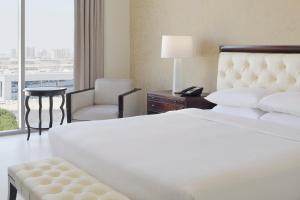 Кровать или кровати в номере Delta Hotels by Marriott Dubai Investment Park