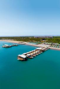 - une vue aérienne sur un port avec des bateaux dans l'eau dans l'établissement Regnum Carya, à Belek