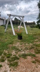 une balançoire installée dans un champ de fleurs orange dans l'établissement Apartments Kruno, à Međugorje