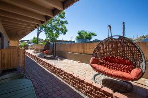 een schommel bovenop een patio bij Dreamcatcher Inn of Sedona in Sedona