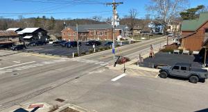 una calle vacía con un camión estacionado en la calle en Girlfriend Getaway Suite, en Nashville