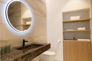 bagno con lavandino e specchio di Luxury Apartment Villa Ortler a Merano