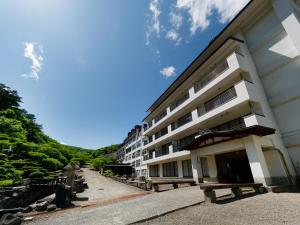 un edificio con panchine di fronte ad esso di Ryokan Tamagoyu a Machi-niwasaka