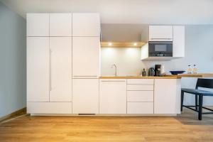 Una cocina o kitchenette en bodenseezeit Apartmenthotel Garni