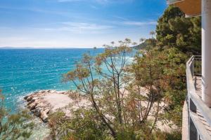 uma vista para o oceano a partir de uma casa em Solar Beach Inn em Split