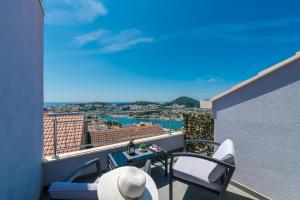 een balkon met een tafel en stoelen en uitzicht bij Apartment Ivan in Dubrovnik