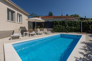 La pileta dentro o cerca de Villa KaTess with heated pool