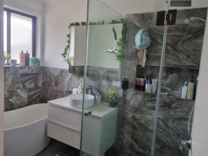 Bathroom sa Tani Family home