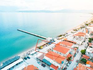 een luchtzicht op een strand met een pier bij Casa la Scala in Agia Triada