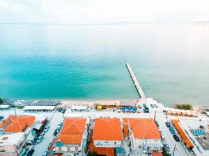 een luchtzicht op een stad naast het water bij Casa la Scala in Agia Triada