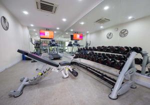 un gimnasio con máquinas de correr en Le Thatluang D'oR Boutique Hotel, en Vientiane