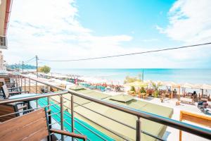 een balkon met uitzicht op het strand bij Casa la Scala in Agia Triada