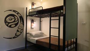 Una cama o camas en una habitación de Rafiki Hostel