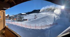 stok narciarski ze śniegiem na ziemi w obiekcie Appartement Schuss II vue montagne au pied des pistes w mieście Flumet